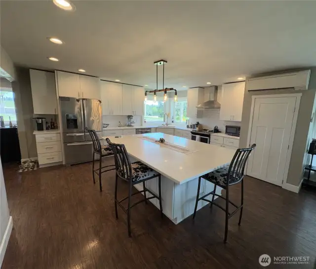 Spectacular kitchen with all appliances...