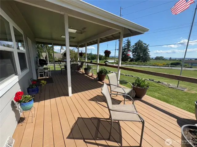 Spacious trex decking with covered area too... along with plumbed in propane...