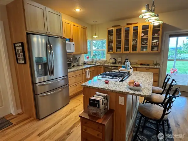 Great kitchen with plenty of room...