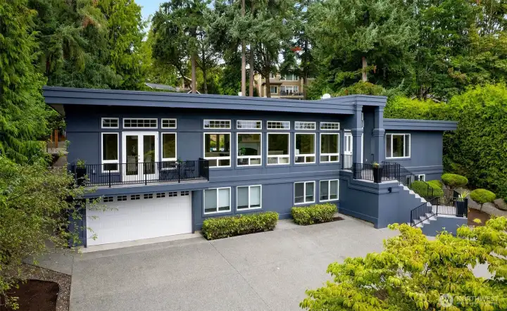 Welcome to Mercer Island! Sought after neighborhood but minutes to Seattle and the Eastside.