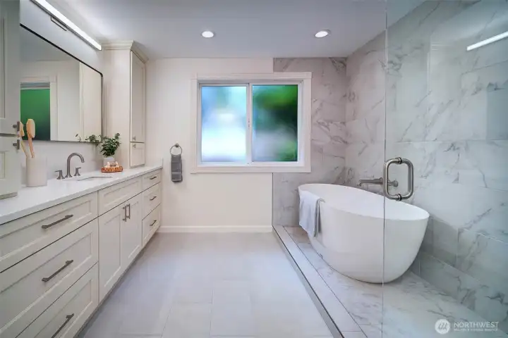 Primary ensuite, 3-piece bath