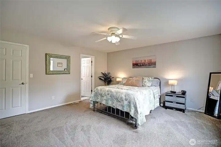 Huge Primary bedroom w/ En-suite and walk-in closet.