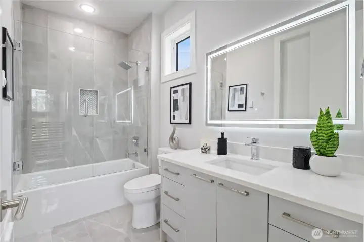 Junior Suite bath1