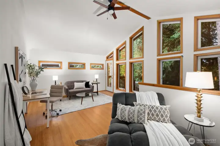 Multi-purpose sunroom with LVP flooring and new fan/light. Overlooks greenbelt.