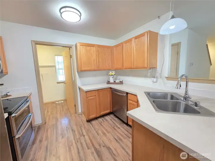 Spacious kitchen with lots of cabinets for storage.