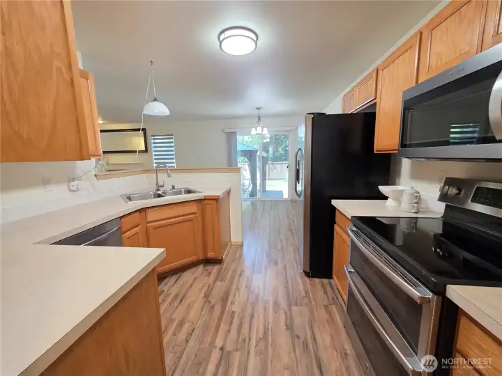 Kitchen - all appliances stay.