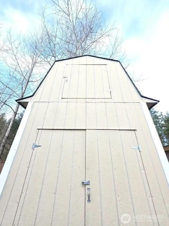 Structure is a spacious 8 ft x 16 ft. Height: 8 ft with a 5 ft loft above the highpoint.