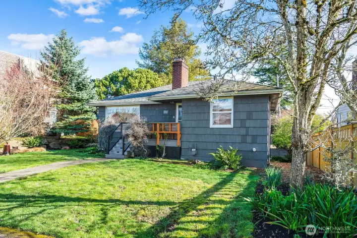 Beautifully maintained Mid-Century home on Gatewood Hill just 1/2 block from Myrtle Resevoir Park.