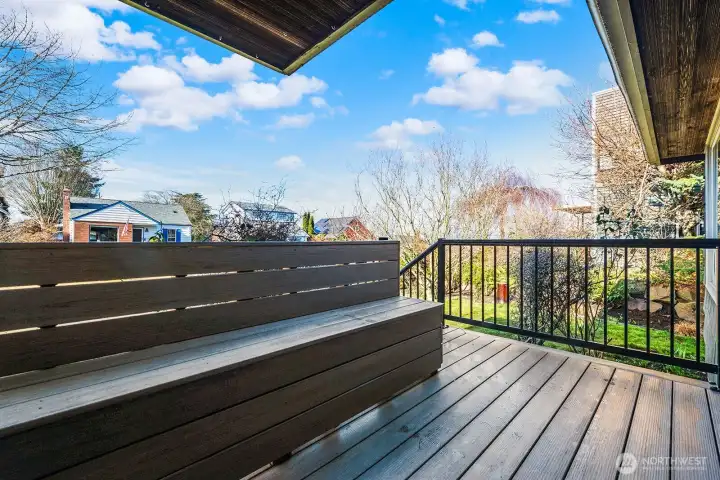 Great territorial views from the front porch, with a built in bench to enjoy the outlook.