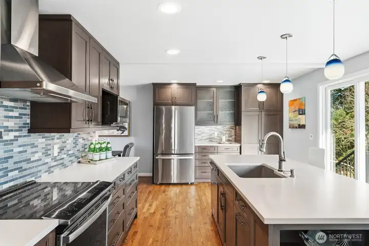 Imagine yourself cooking, baking, entertaining in this kitchen. Dreamy!