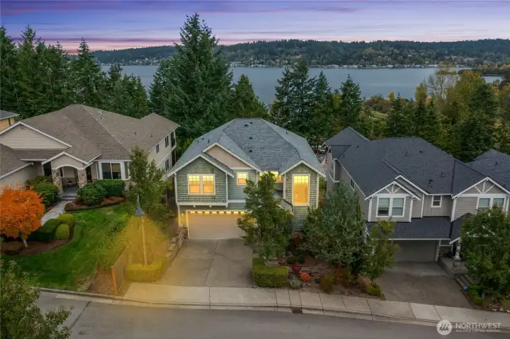 A quiet cul-de-sac location with views of Lk Sammamish