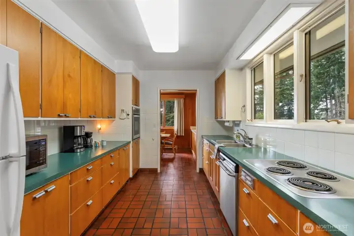 Real wood cabinetry w/tons of storage