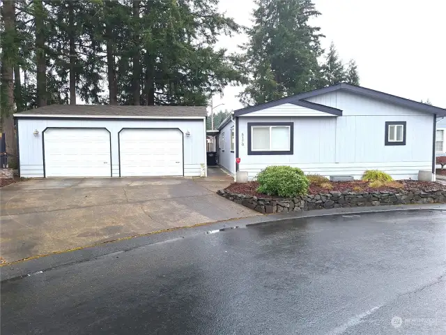 Easy to access front driveway