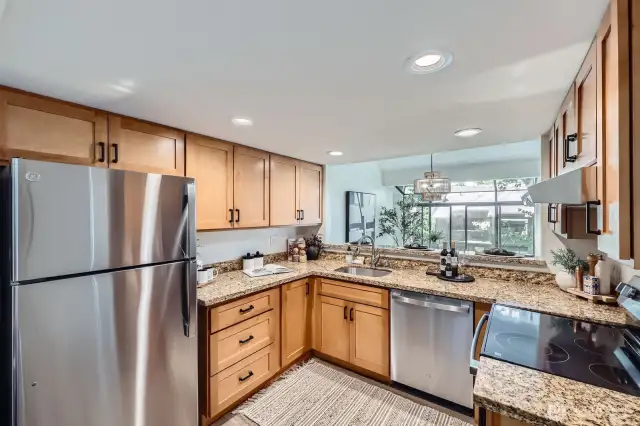 Custom Kitchen with Granite Counters New Stainless Steel Appliances & W&D