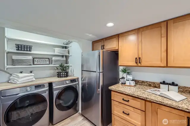 Custom Kitchen with Granite Counters New Stainless Steel Appliances & W&D