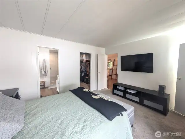 showing 2nd walk-in closet and adjoining bathroom