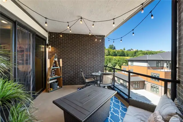Private, peaceful, perfectly PNW.  Overlooking a greenbelt and tucked between modern buildings, this corner of the patio offers privacy without sacrificing vibrancy. Grill with friends, tend to your container garden, or sip wine under the string lights—this space flexes with your lifestyle and the seasons.