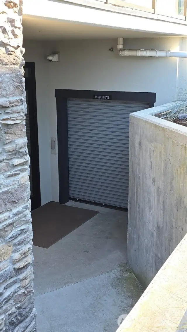 Outdoor adventure is part of the lifestyle at Point Ruston, and residents of the Rainier Building have exclusive access to this secure kayak and paddleboard storage room. as well as a bicycle storage unit. Conveniently located near the garage and entry paths, it’s the perfect amenity for weekend paddlers and Puget Sound explorers.
