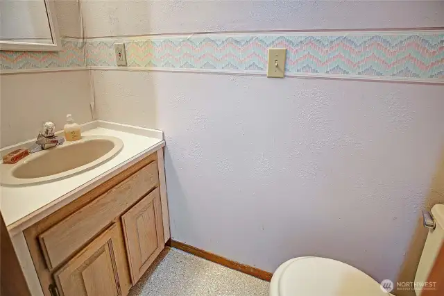 Convenient 1/2 bath in the 2 car garage!