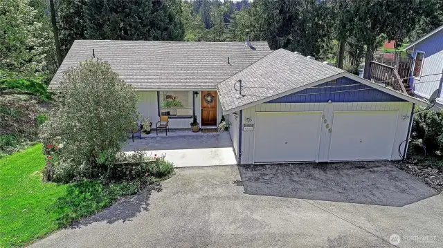 Cute house on LARGE Lot and 55ft of Lake waterfront!