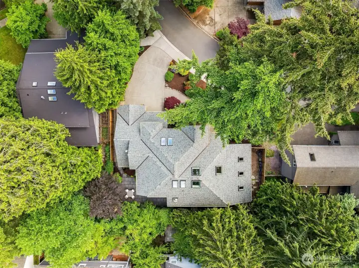 Stroll to Kirkland pedestrian bridge, to Taylor Fields park (with 30+ acres of trails), stores, and ideally located ~ just minutes to Downtown Kirkland, Bellevue, Microsoft, & more! Lauded, award-winning Lake Washington School District.     A special and unique residence to call HOME!