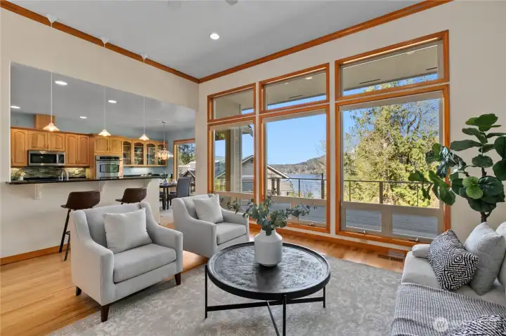 Living room with natural light and connection to kitchen area