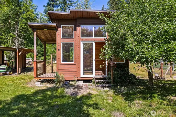 outbuilding with electricty can be set up for visitors outbuilding with electricty can be set up for visitors