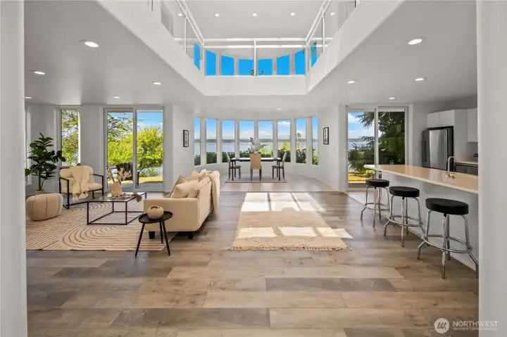 Walk through your front doors to this awe-inspiring view home. Walk through your front doors to this awe-inspiring view home.