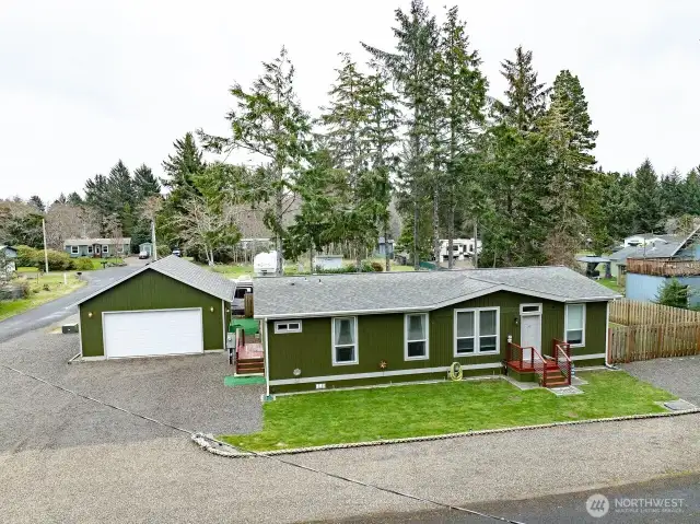 Like new 3 bedroom, 2 bath 2020 manufactured home with all the upgrades. Open floor plan. 9’ ceilings and transom windows create an airy atmosphere with lots of natural light. Fully fenced back yard and a corner lot.