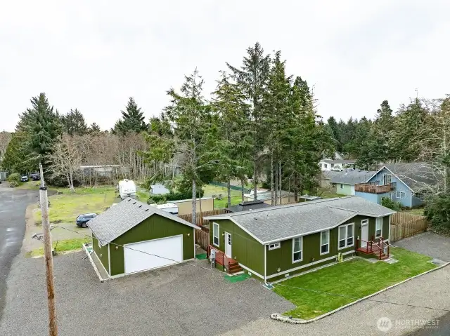 Like new 3 bedroom, 2 bath 2020 manufactured home with all the upgrades. Open floor plan. 9’ ceilings and transom windows create an airy atmosphere with lots of natural light. Fully fenced back yard and a corner lot.