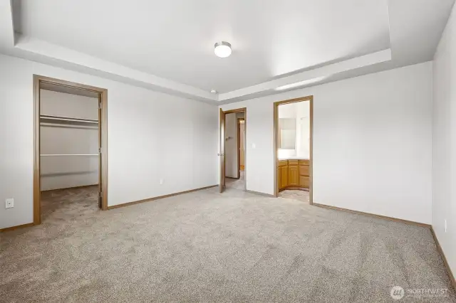 Master with En-suite Bath & Walk In Closet