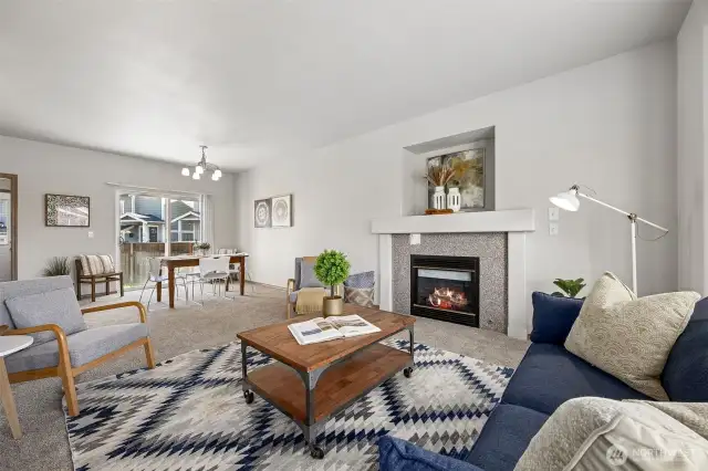 Living room / Dining room / Fireplace / Patio