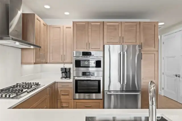 Bosch stainless steel appliances with gas cooktop, soft closet cabinetry with tons of neat organizers!