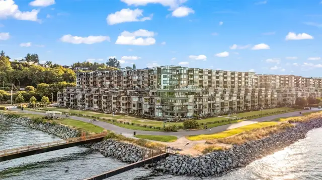 The latest condominium development in Point Ruston and the only building constructed entirely of steel and concrete.