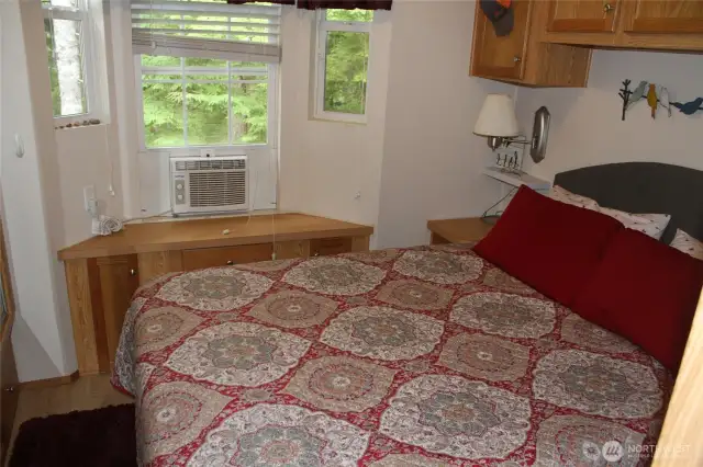 Final view of the bedroom.