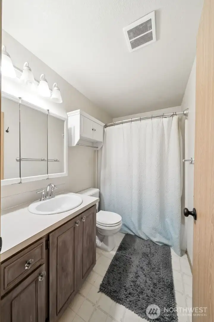 Full bath off of primary