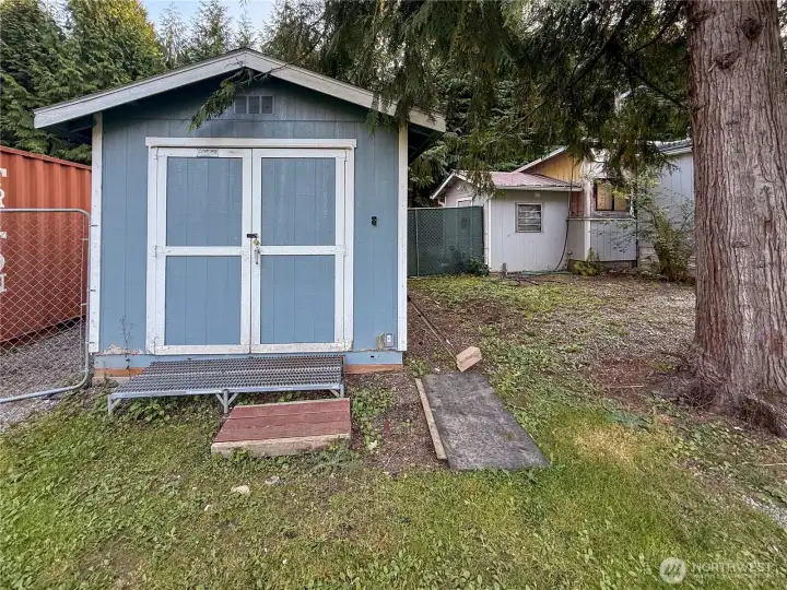 Outbuilding with electric, heat and airconditioning