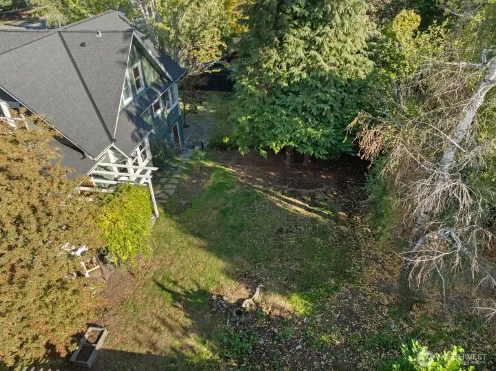 Enormous and beautiful yard!