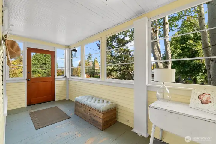 Irresistibly sunny mud room entry