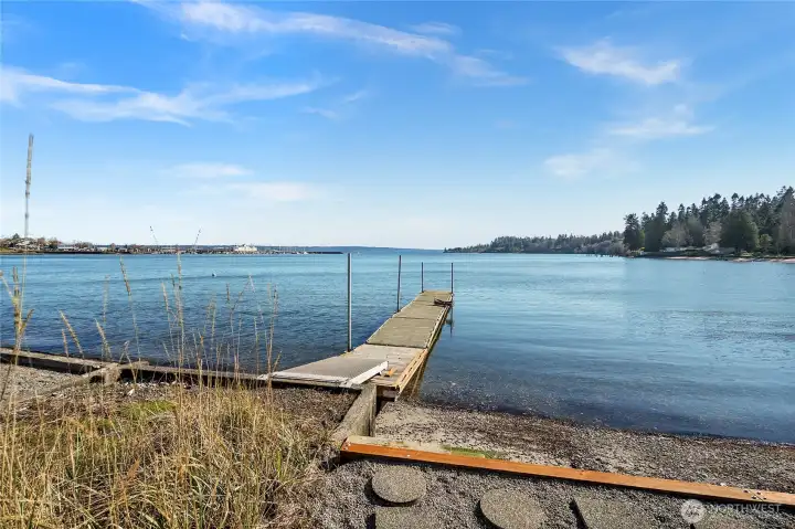 With beach access included in the property, venture down to your local Applecove!