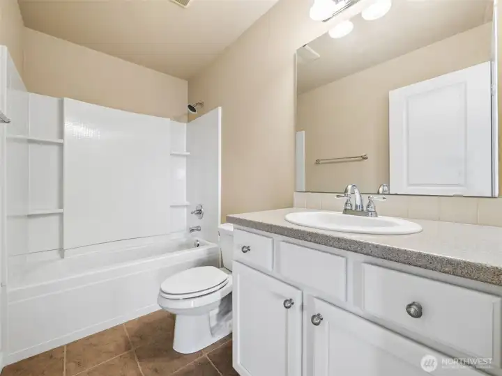 Middle Bathroom upstairs