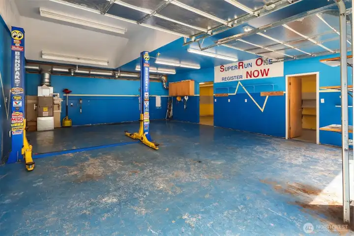 Double bay car lift
