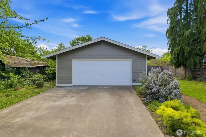Lots of parking in the driveway