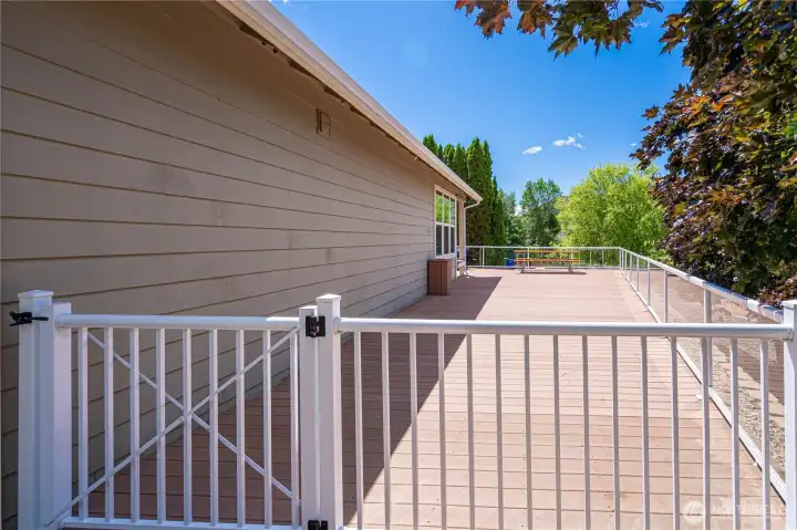 Side deck with secured railing