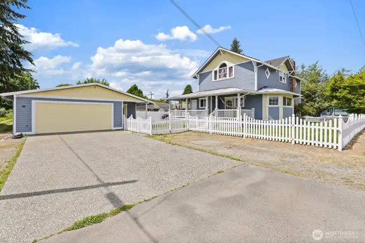 Detached garage & lots of parking!