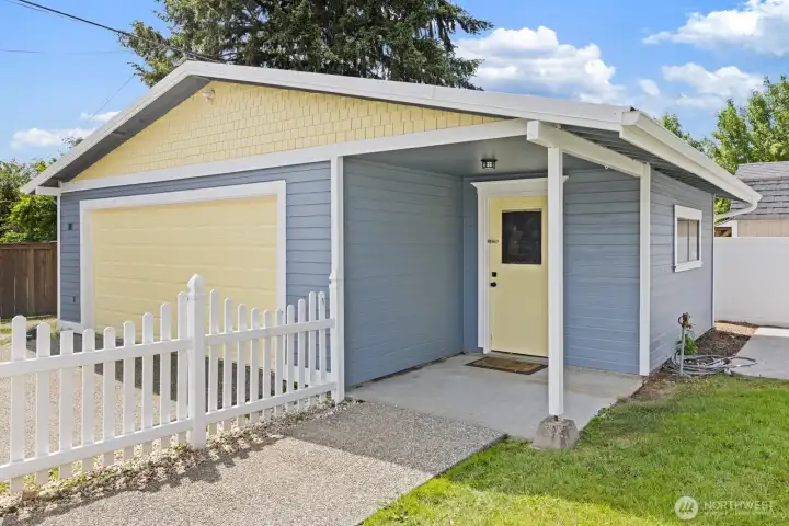 Detached garage!