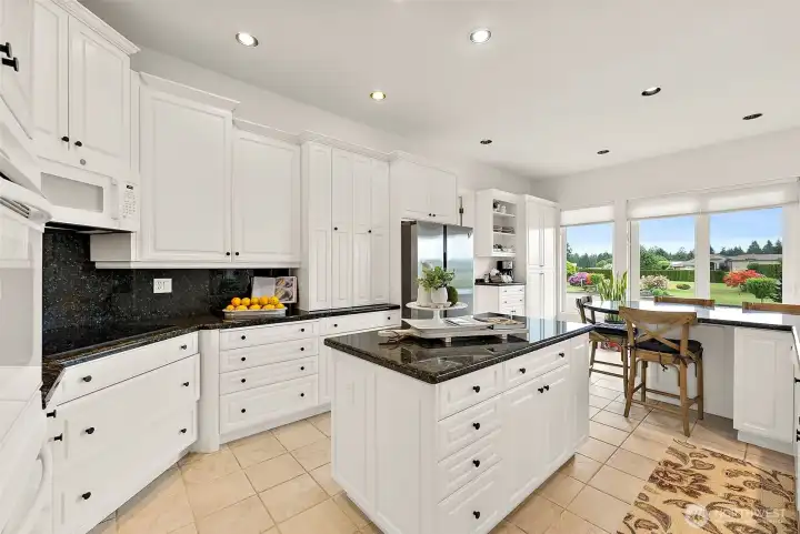Mt View Continues! Dual Ovens & Newer Cooktop, Abundant Cabinetry Provides Ample Storage!
