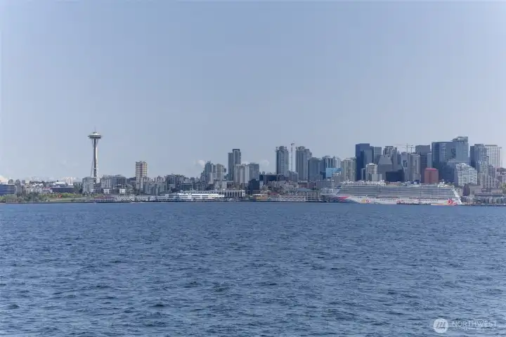 Additional view of the Seattle skyline in close proximity to the unit Additional view of the Seattle skyline in close proximity to the unit