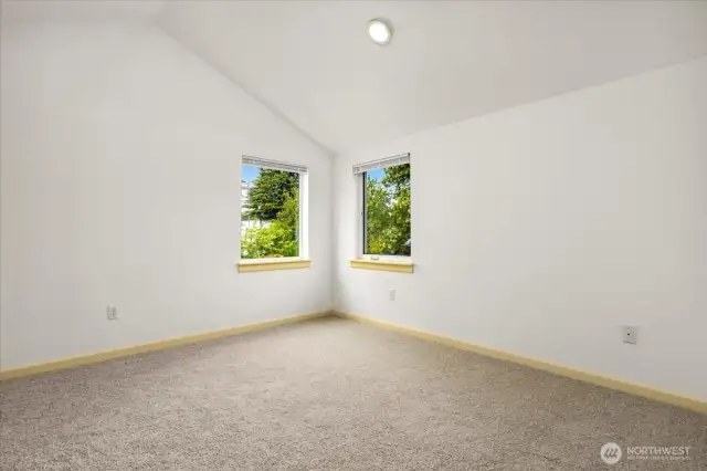 3rd bedroom, also on the top floor. Sun-drenched, with vaulted ceilings