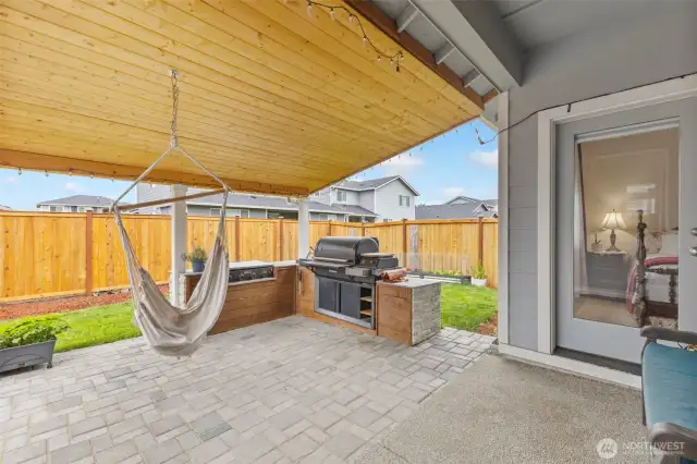 Back patio w/outdoor cooking area
